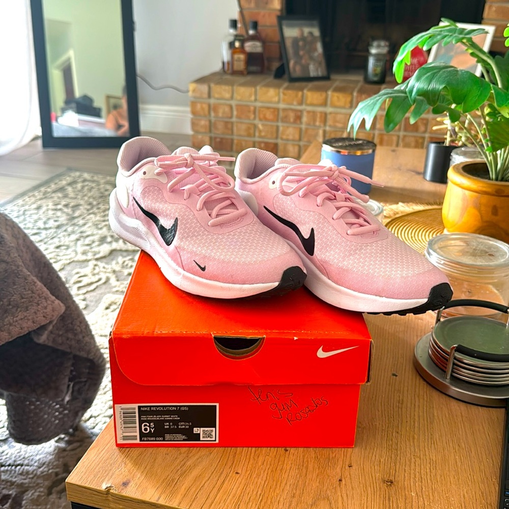 Nike revolution 7(gs) NEW!